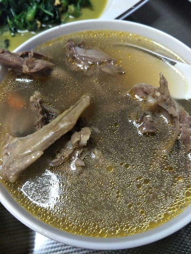 月子餐便少不了汤汤水水的了,杨姐最擅长做的就是炒菜和煲汤了,中午吃