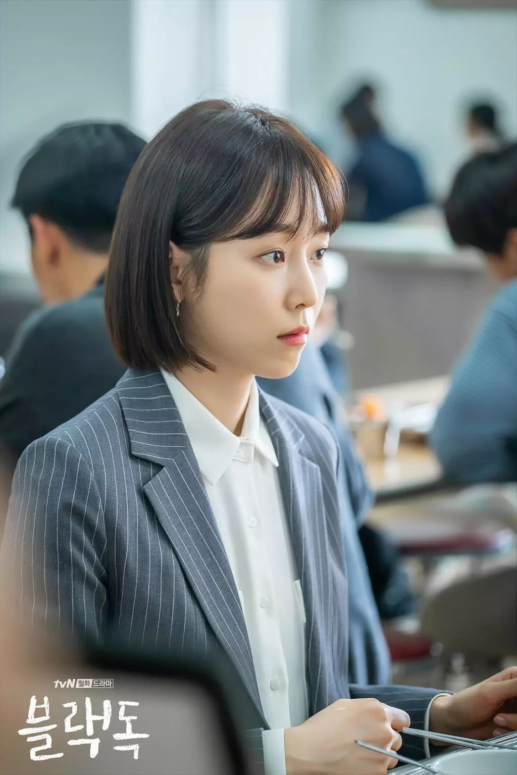 浪漫剧女王徐玄振首次饰演老师一头短发干练帅气十足