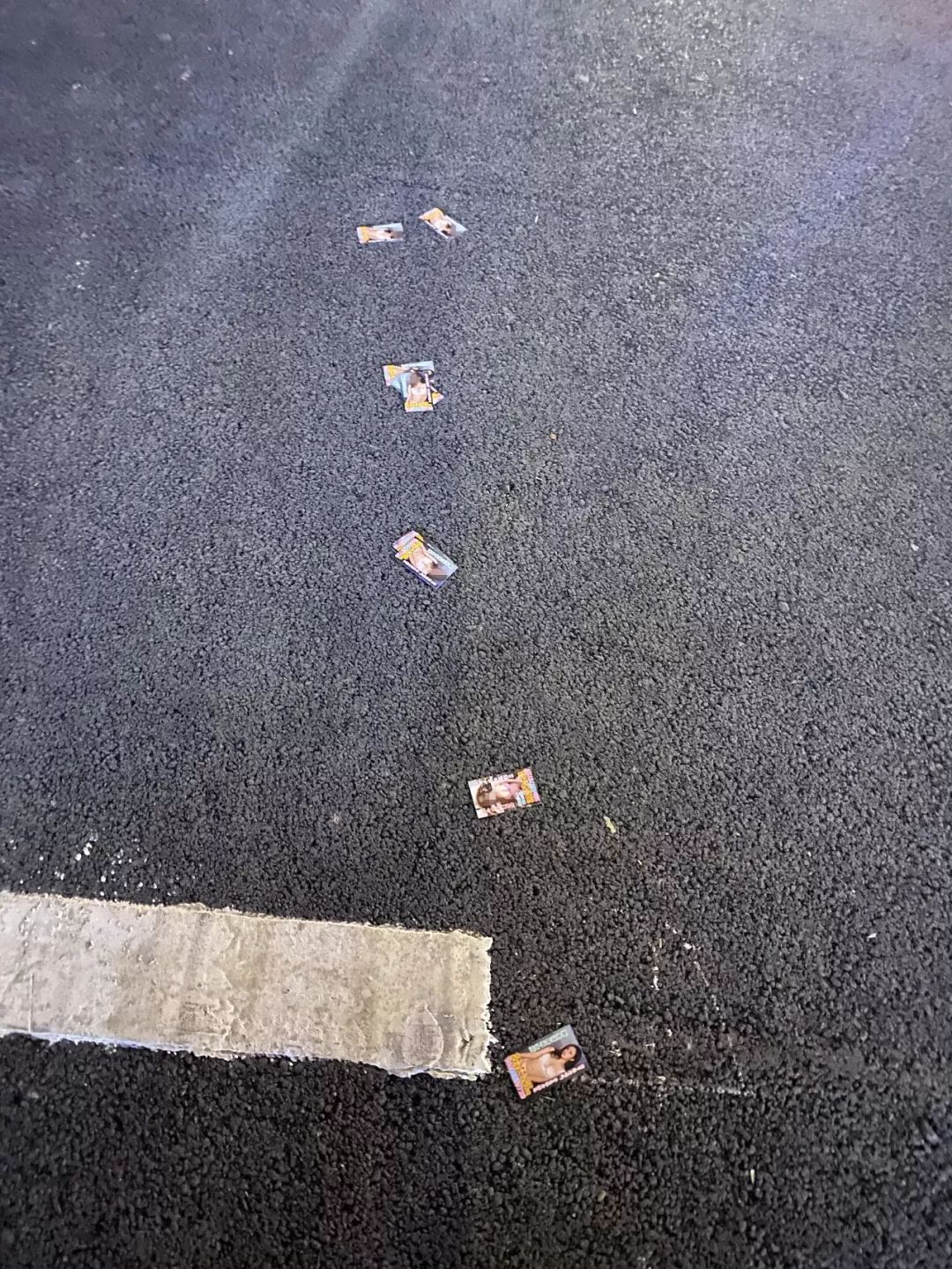 露骨低俗的小卡片遍布丽江街头对方不发小卡片你们不知道啊