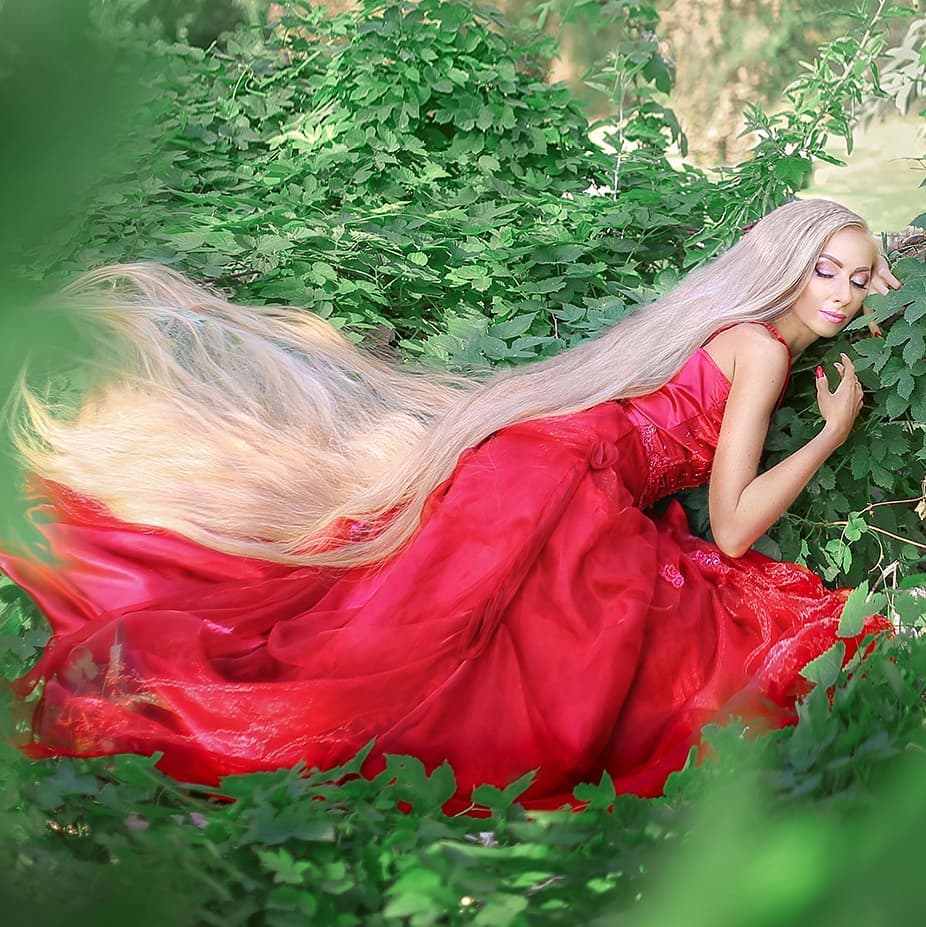 乌克兰美女三个星期不洗头长发超18米却有求婚者称想闻秀发