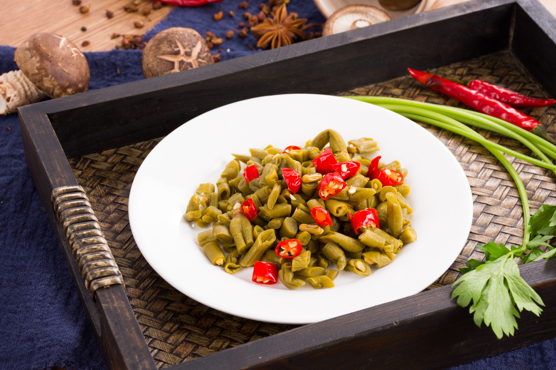 建议:为了降低亚硝酸盐的含量,腌菜最好腌制20天左右再食用.