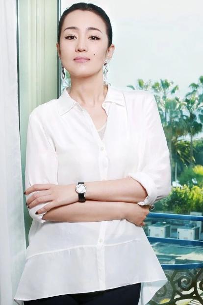 她是张艺谋的前女友,性格直爽,说范冰冰没脑,拍戏扇章子怡巴掌