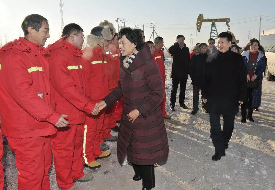 王淑霞先后深入钻探工程公司钻井二公司15151钻井队,工程建设公司庆升