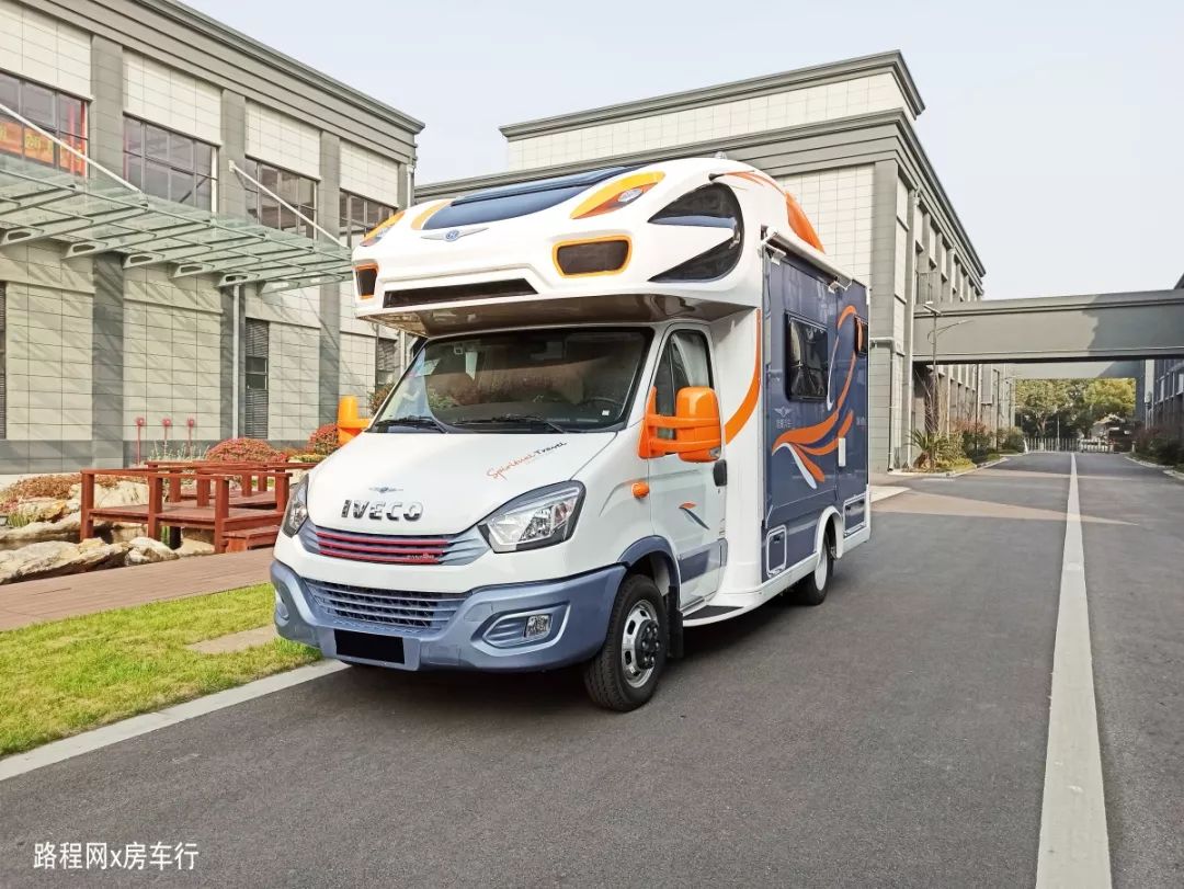 房车展精选这款后上门的旌航房车三张床的大空间是居家旅行的不二之选
