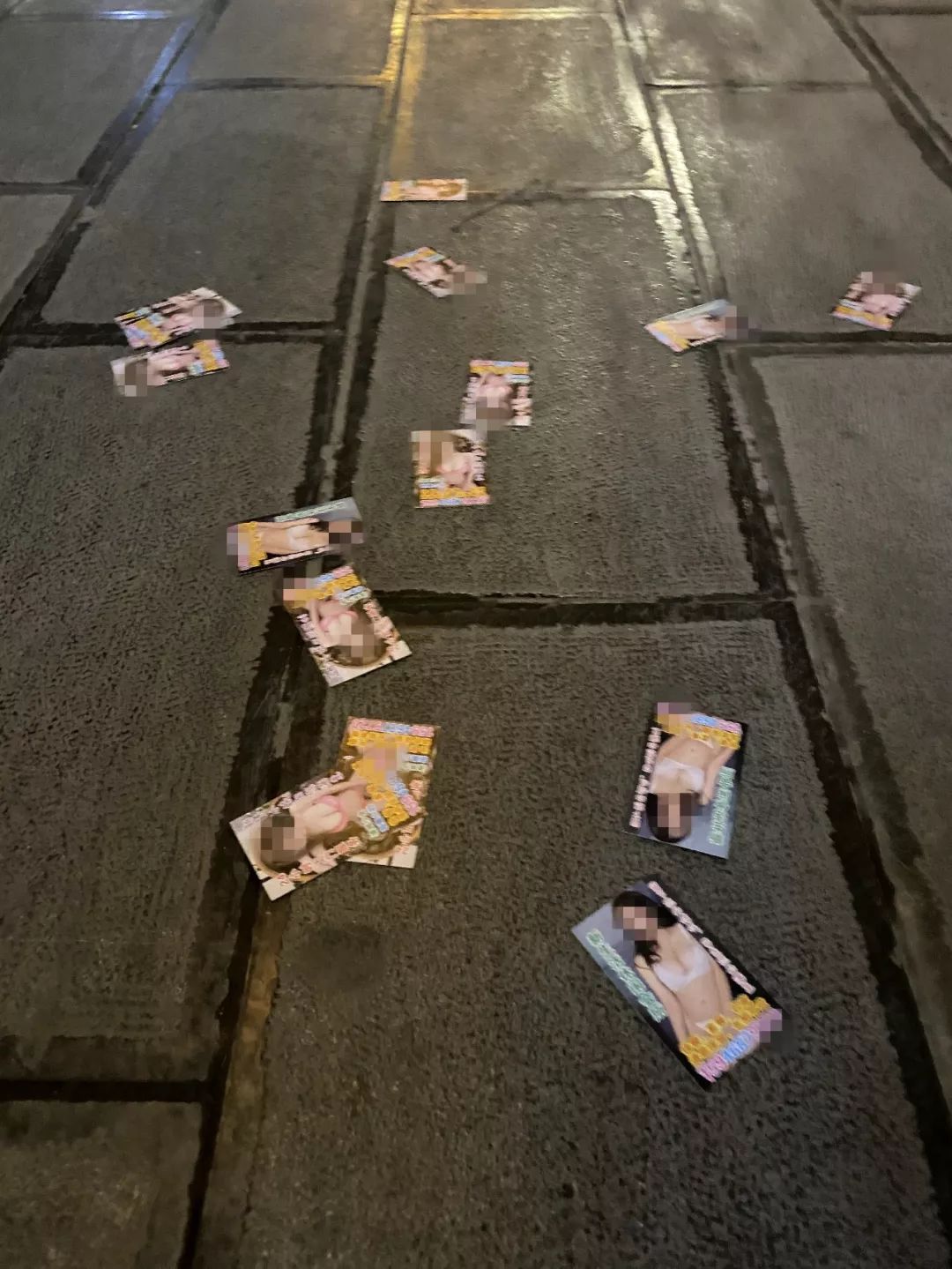 露骨低俗的小卡片遍布丽江街头对方不发小卡片你们不知道啊