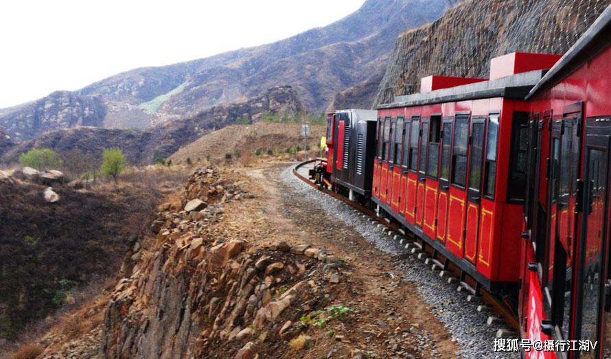 原创黄金寨悬崖小火车可以坐一坐