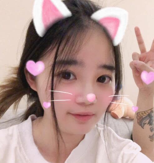 她曾是斗鱼吃鸡一姐,却把直播间"卖了",如今发文疑似结婚