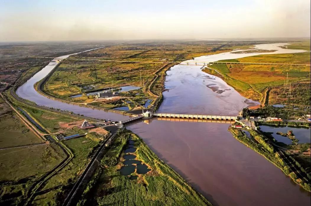 黄河三盛公水利枢纽位于内蒙古巴彦淖尔市境内,工程处于黄河最北端的"