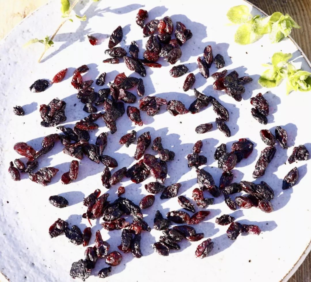 野生蓝靛果果干这是低糖版野果干,只加入少量有机砂糖,吃起来酸淌适