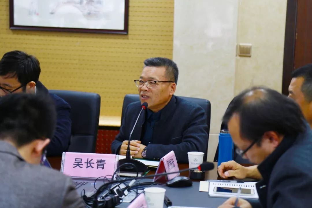 会前,在吴长青校长的陪同介绍下,李振明教授及周振宏处长一行参观了我
