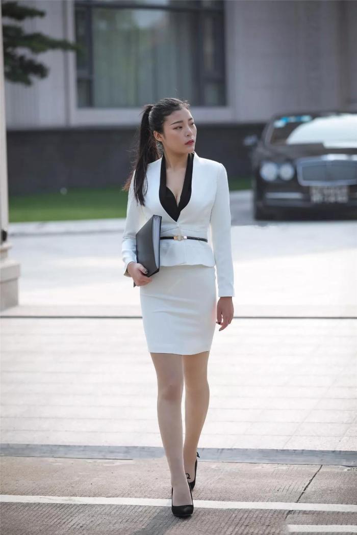 原创秘书范出行有能力又干练的形象