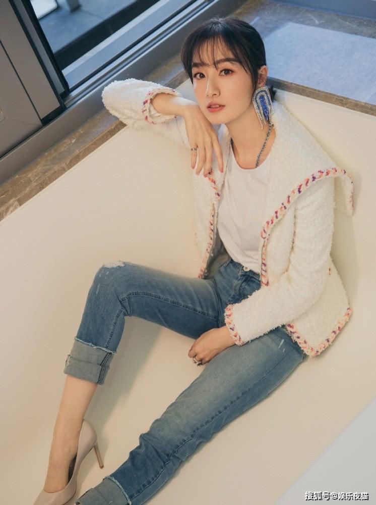 叶青身穿一袭淡蓝色的衬衫裙,长裙的开叉设计到大腿,看上去有一点小