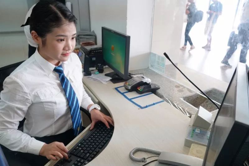 于是,袁圣媛立即让6号窗口售票员刘艳玲为海警战士办理剩余的115张