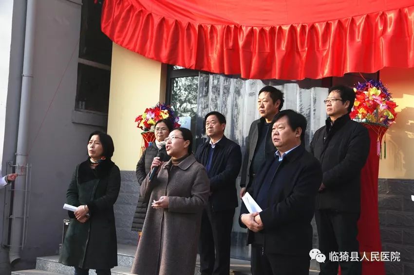 最后,县卫健体局胡银霞局长宣布城镇职工慢性病直报工作正式运行,并和