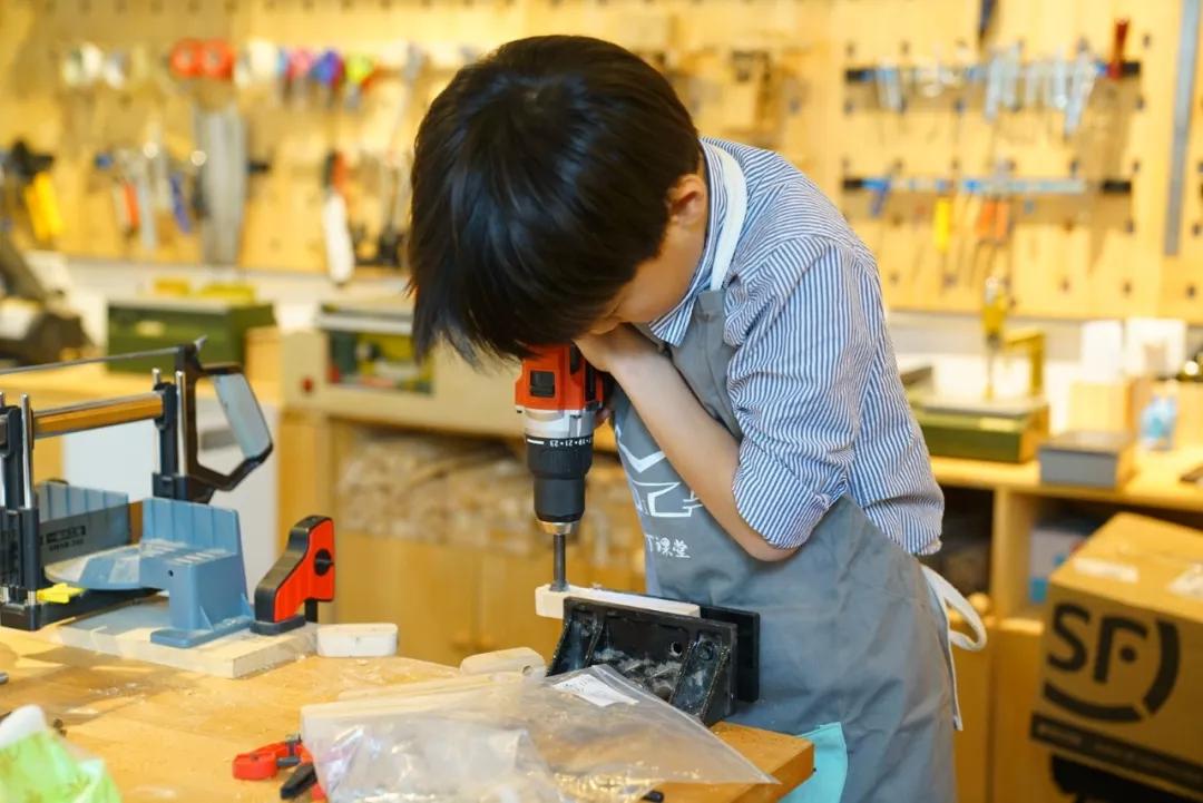 课程重点主要学习复杂的产品结构及木工操作技术,在学习过程主要由