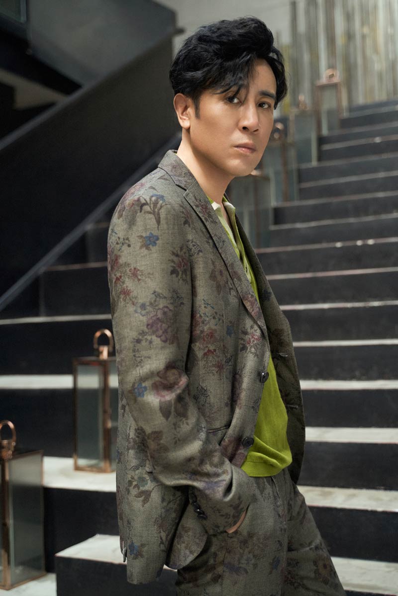 于和伟开年写真大片释出光影之间映照人生