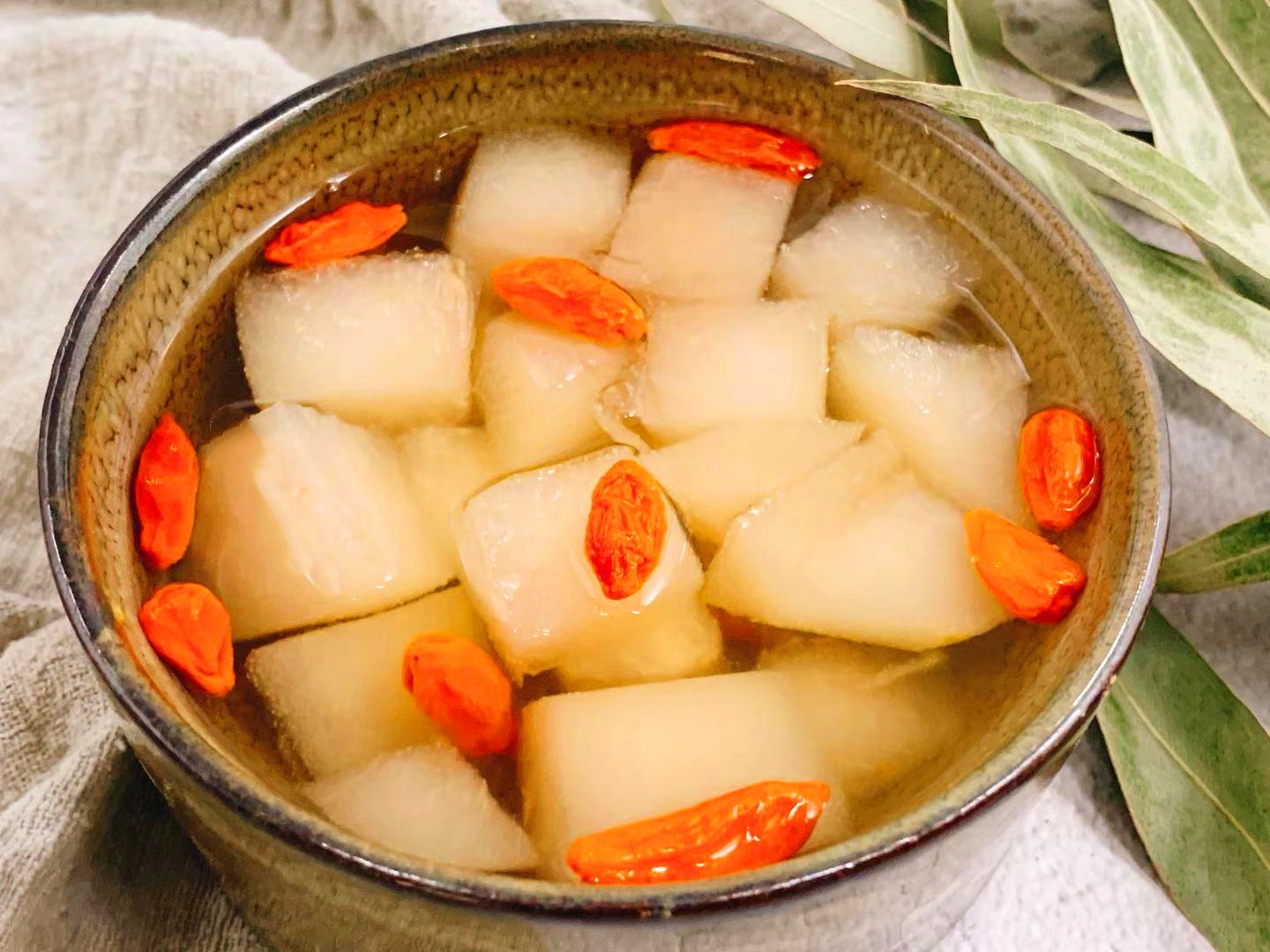 煮梨汤时,先煮冰糖还是先煮梨?很多人不懂,真是白花钱,又白喝_胡师傅