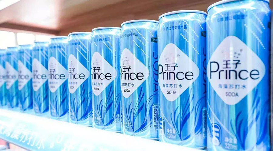 很多人留意到了一位"特别明星"——王子海藻苏打水