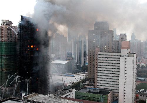 2010年11月15日14时许,上海市胶州路上一大楼发生火灾.