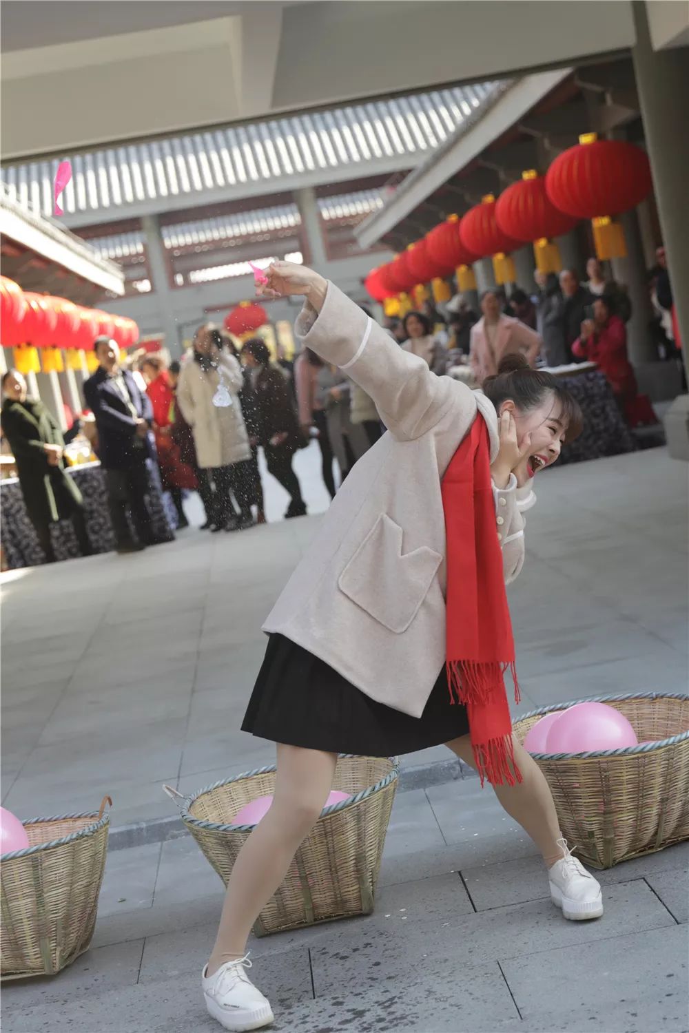 那主持人小白鹭真真儿就是如果说这是看见的惊险刺激,她卖香菇有啥与