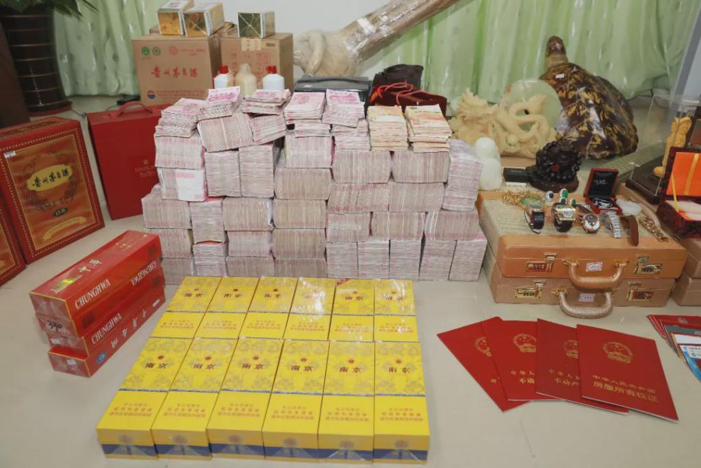 "黑老大"被抄家现场,现金如山,10 辆豪车被扣
