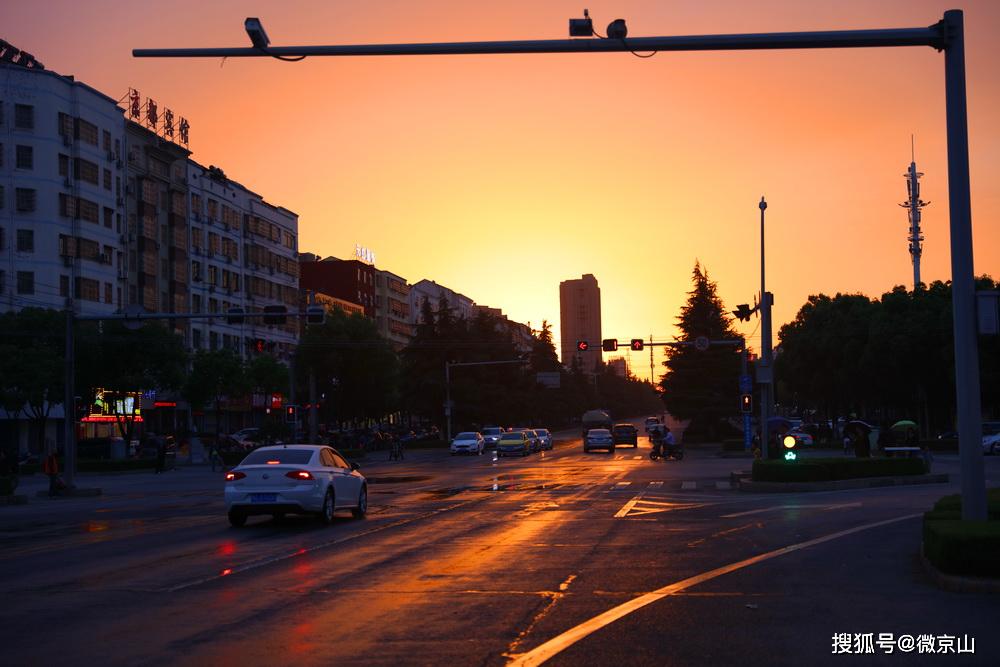 京山人民大道,霞光铺满大街