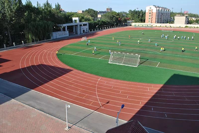 营口市第六中学坐落于辽河大街东120号,学校地理位置优越,占地面积3万