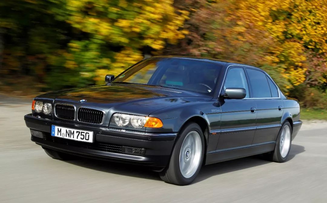 7系重视每位驾乘人员德系另一家豪华品牌被消费者称为"灯厂",而宝马