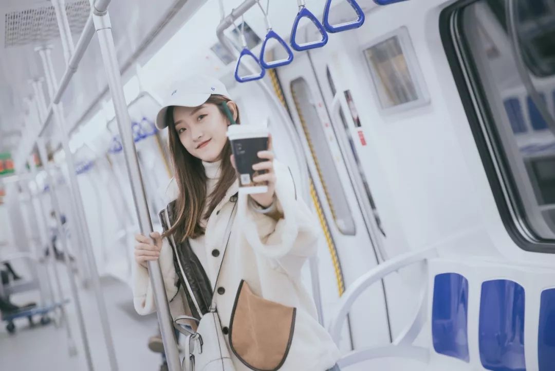 地铁里最靓的cp繁花似锦 一秒入春花园东路站这面艺术背景墙深受自拍