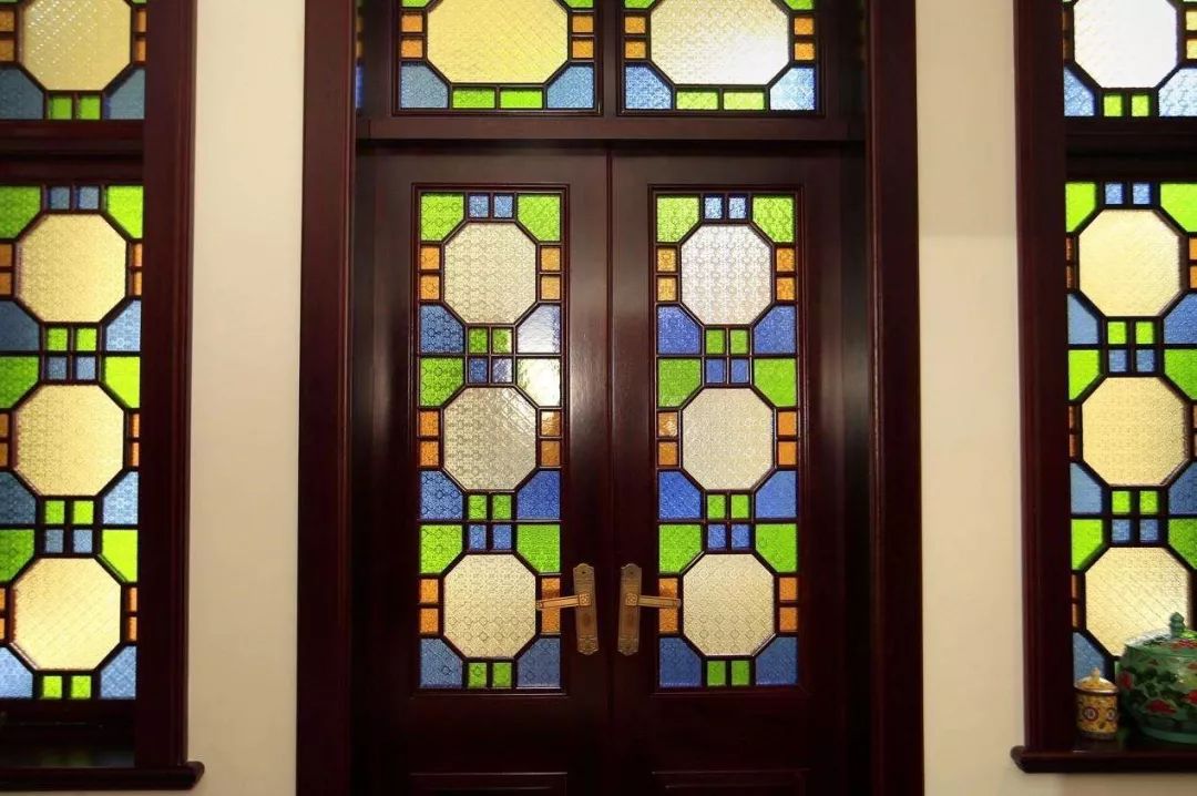 都让人心生感慨每一扇满洲窗每一块清水红砖墙这里的每一条小巷如今