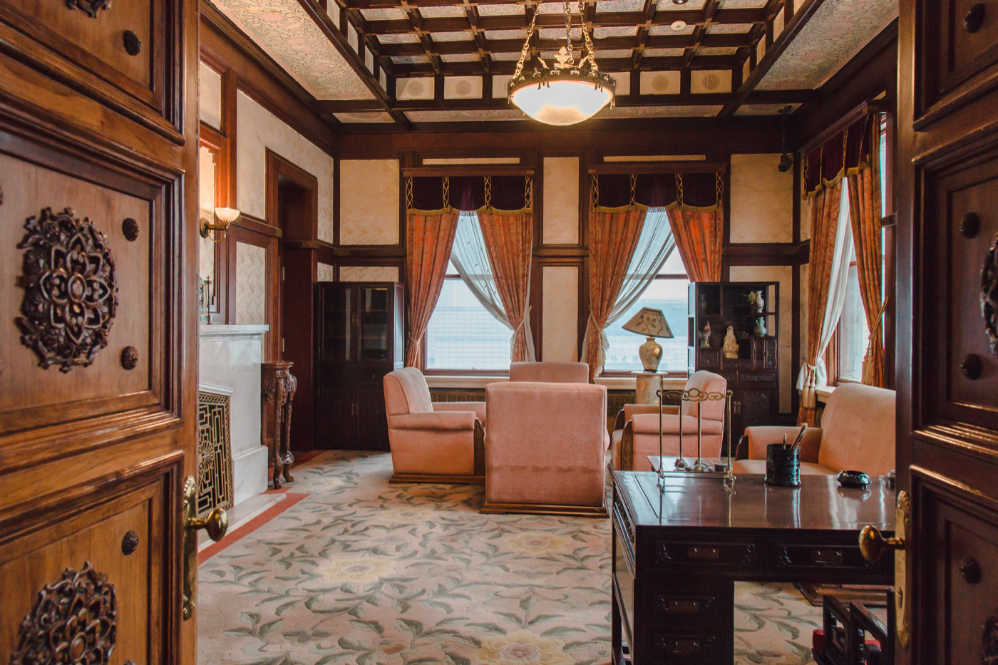 感觉就像是来到了唐顿庄园的场景里.勤民楼是一个回字形小楼.