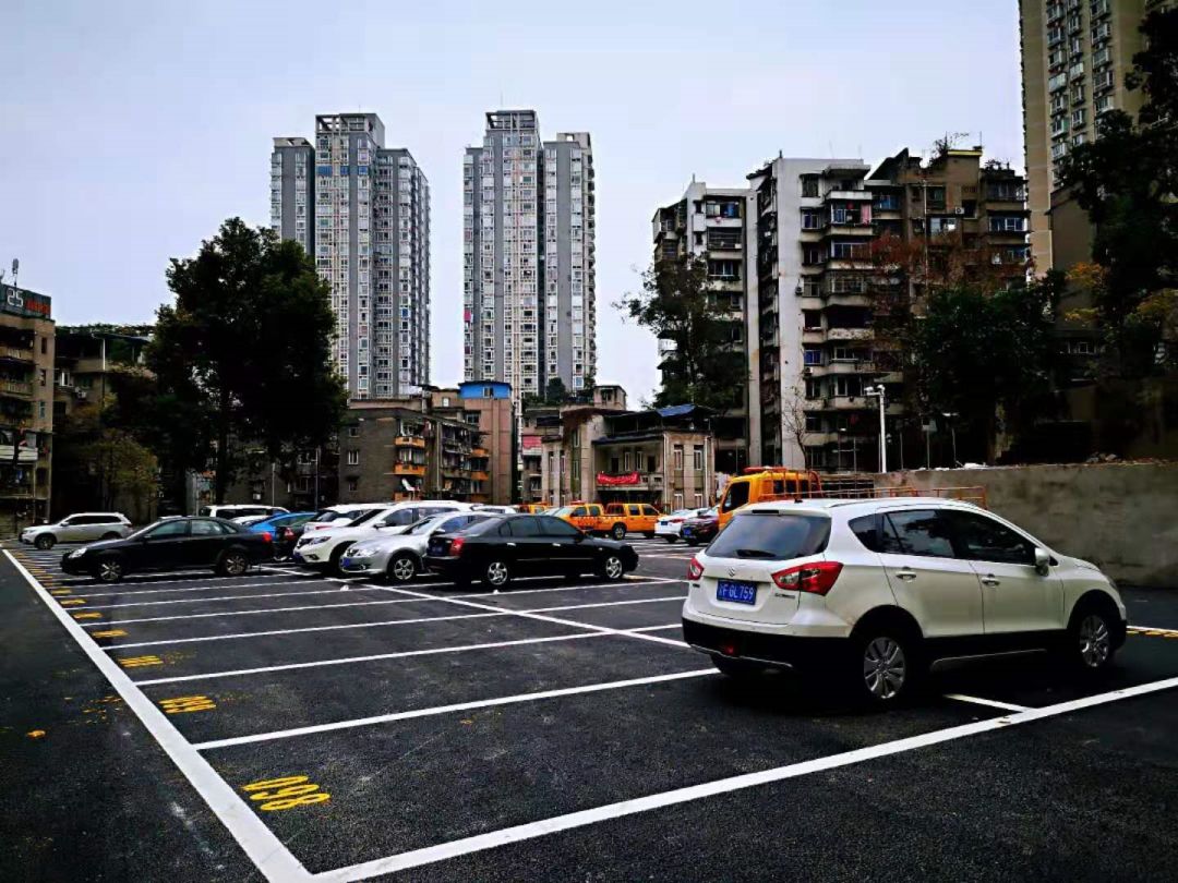 万州城区一大型停车场投入使用以后这一片区停车方便多了