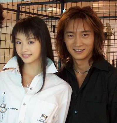 杨俊毅全家近照,富有老婆背景强大,女儿长相神似武师老爸