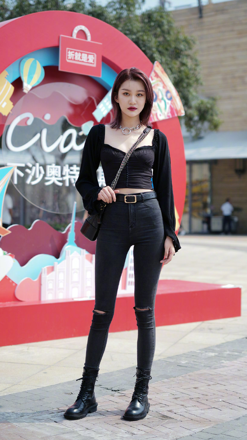 紧身牛仔裤搭配马丁靴,保暖显腿长,展现女生的帅气感_时尚