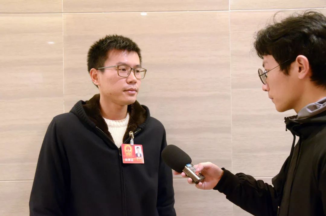 市人大代表,江苏金陵体育器材股份有限公司总经理李剑刚↓↓↓代表们