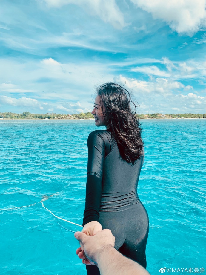 原创公开恋情?nba主播张曼源紧身衣亮相,与1米9猛男亲密合照