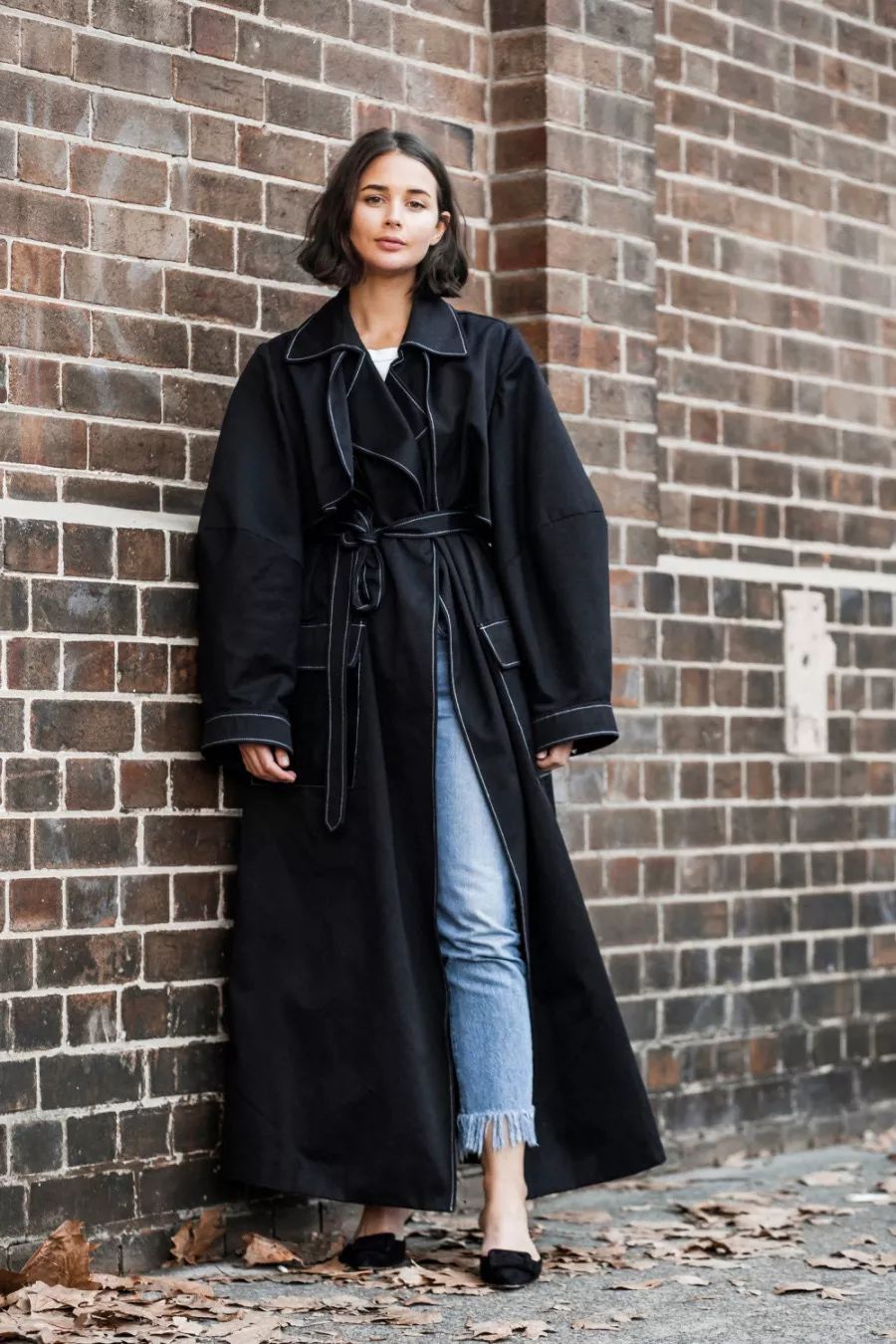 喜欢;耐脏性让老一辈更是爱不释手;加上当下的时尚风尚,黑色大衣成了