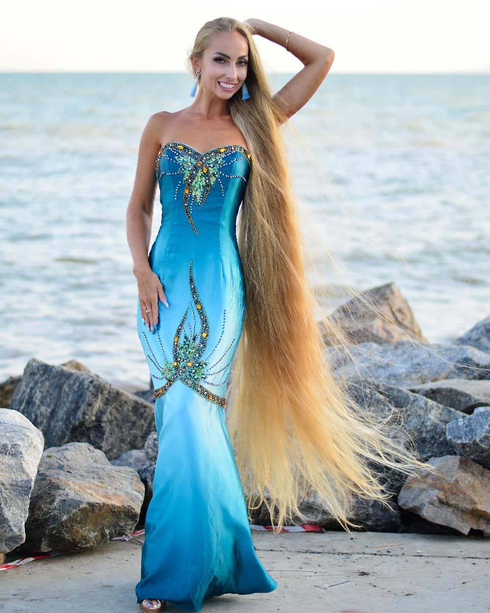 乌克兰美女三个星期不洗头长发超18米却有求婚者称想闻秀发