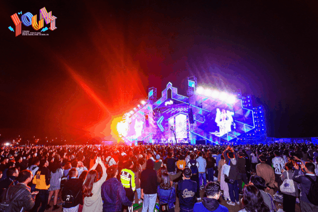 在音乐节上释放自己▼2019优你音乐节响彻山间云霄万人合唱,摇旗呐喊