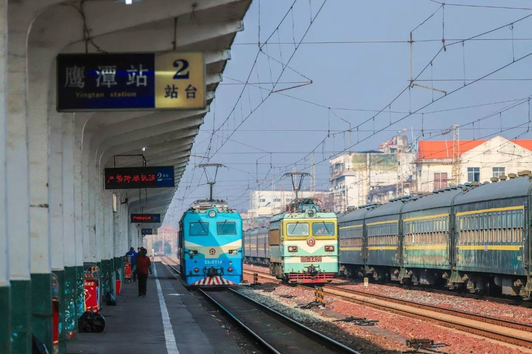 鹰潭站,是浙赣线,皖赣线,鹰厦线,沪昆高铁四条铁路汇合的铁路枢纽中心
