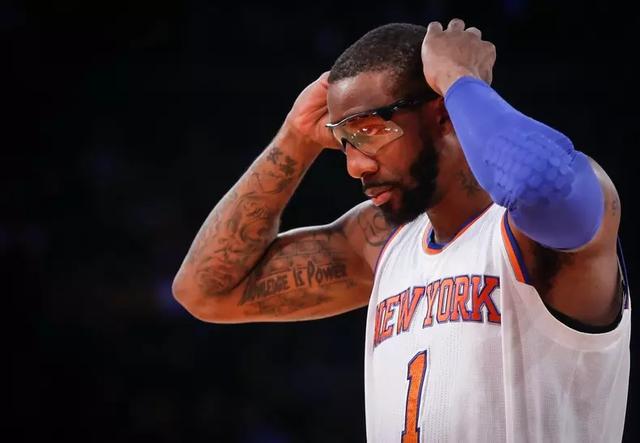 为了避免激烈的球场上,眼镜总是会走位的问题,可以选择佩戴专业的篮球