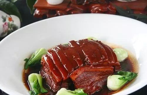 糟扣肉是苏菜的传统名菜,是常州冬春时节最受欢迎的菜肴.