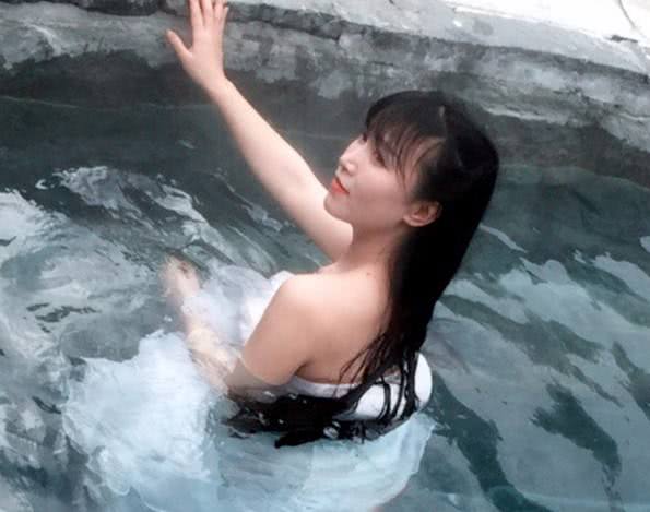 李子柒做夜店dj时有多酷?高马尾加红色紧身衣,手放的位置亮了_中国