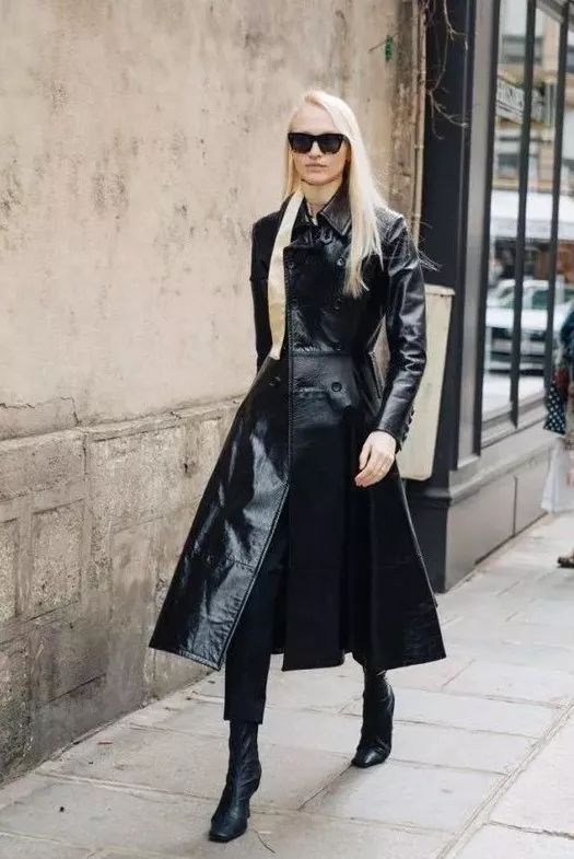 光是大衣就有许多款式:漆皮大衣,西装大衣,风衣,浴袍大衣.