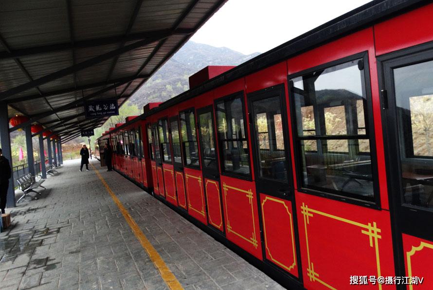 原创黄金寨悬崖小火车可以坐一坐