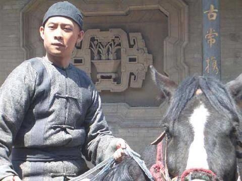 在《士兵突击》之前,他在《乔家大院》里饰演一个小角色,拍戏之余