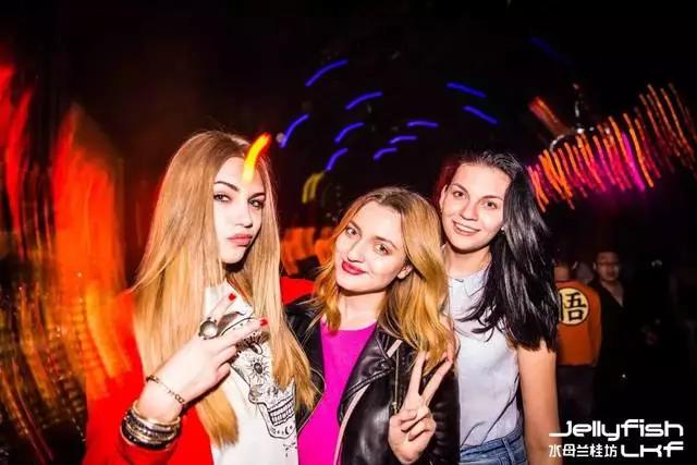 酒吧的氛围非常不错,在这里你可以自己选择是坐在酒吧里面,还是坐在