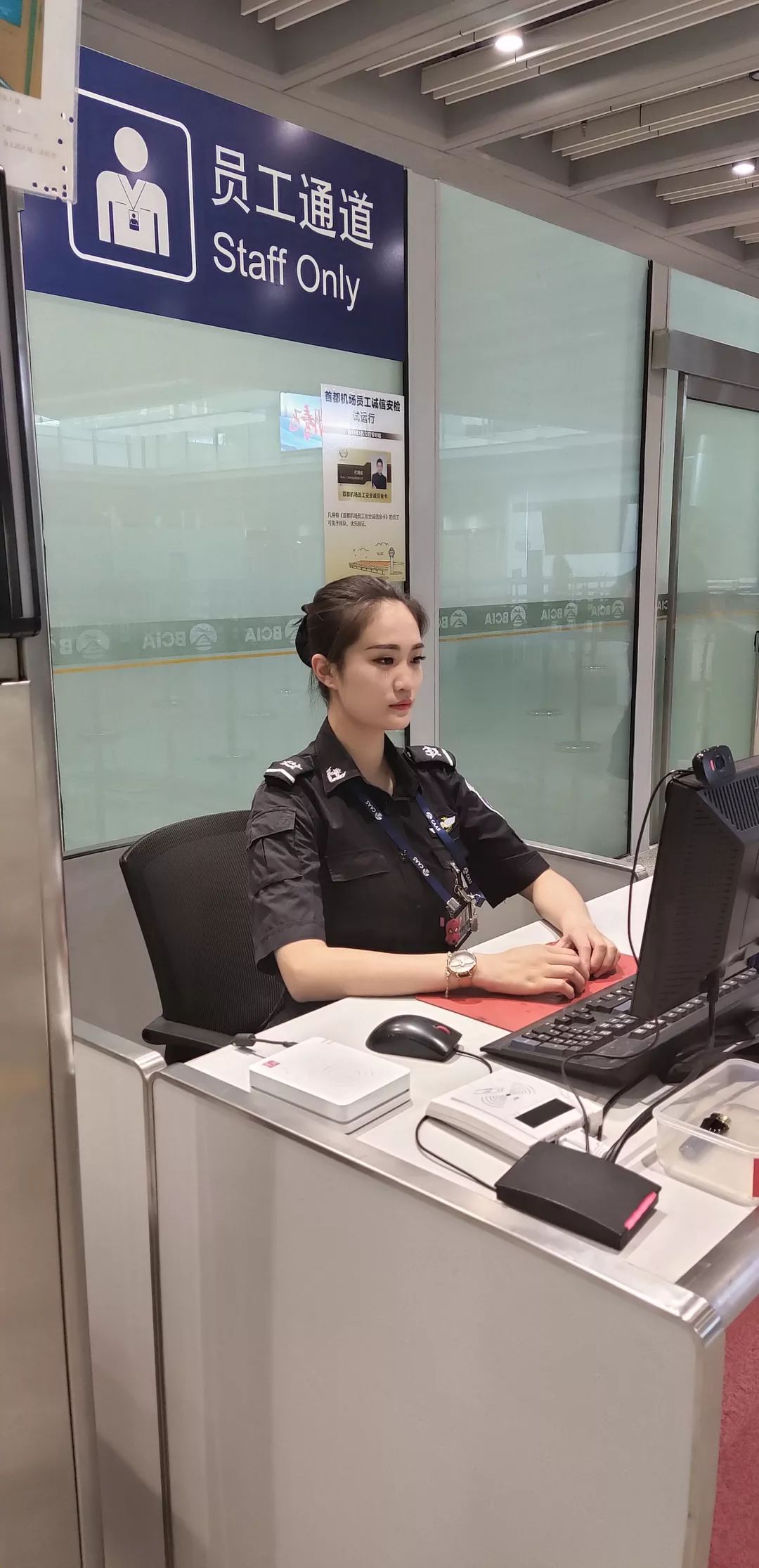 机场安检女性图片
