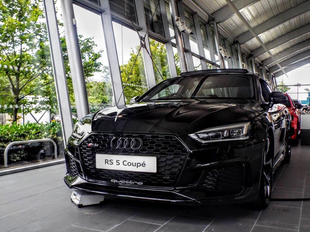 奥迪rs5,一身黑色未免也太犀利了