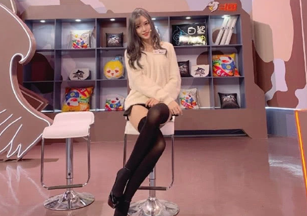 lpl受关注的程度很高,腐团儿凭借颜值和身材,实力吸